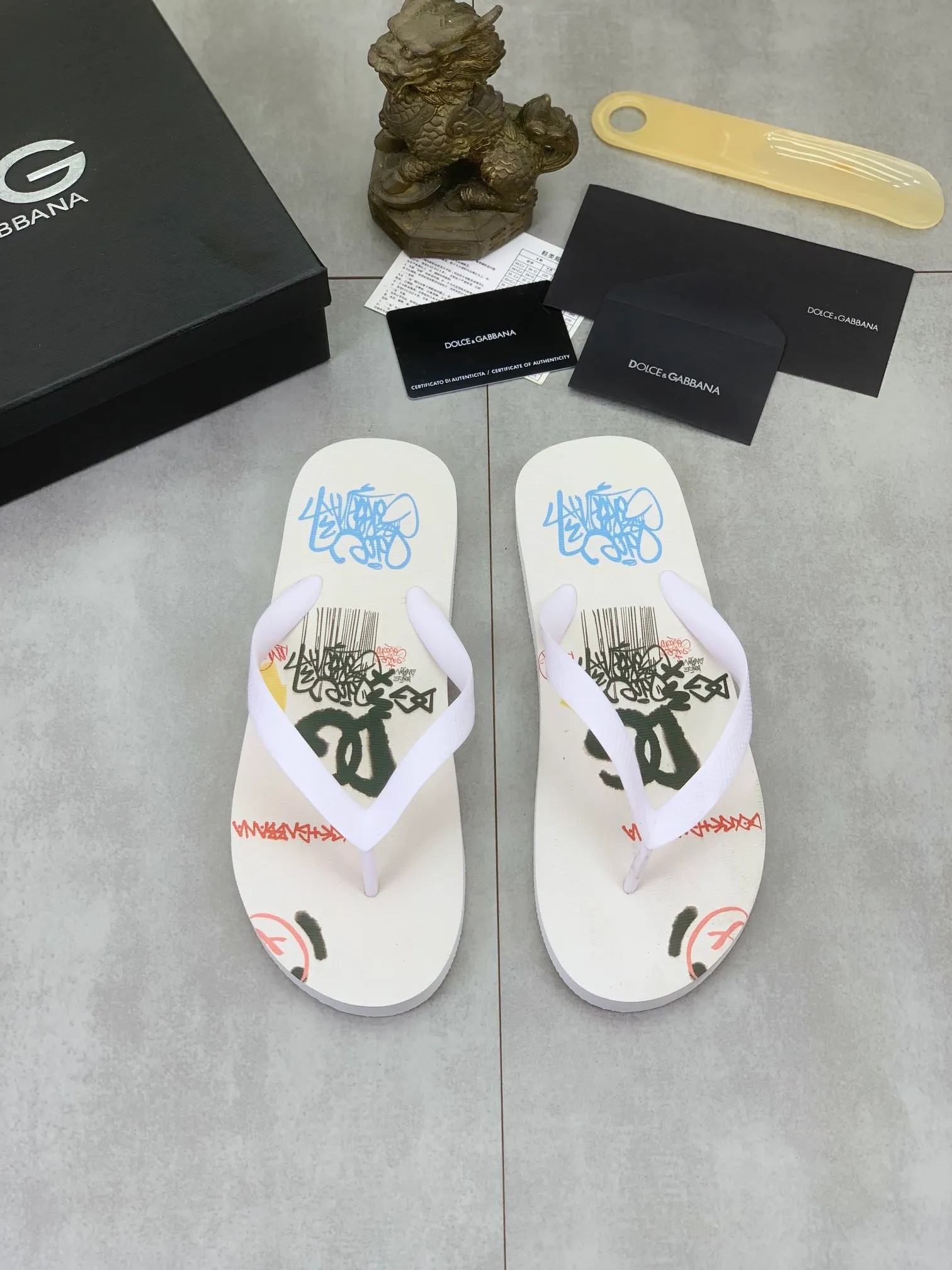 Men's Men's Shoes💰P220💰[New Style]🆘[DG]Official Website Couple🧑‍🤝‍🧑Hot-selling Dolce & Gabbana Men's Flip-Flops are on sale at the counter simultaneously! Original fabric imported from Italy. Original bottom provided by the original factory. Size: Adult 36-45. Children’s size: 30-37. Multiple colors available.
